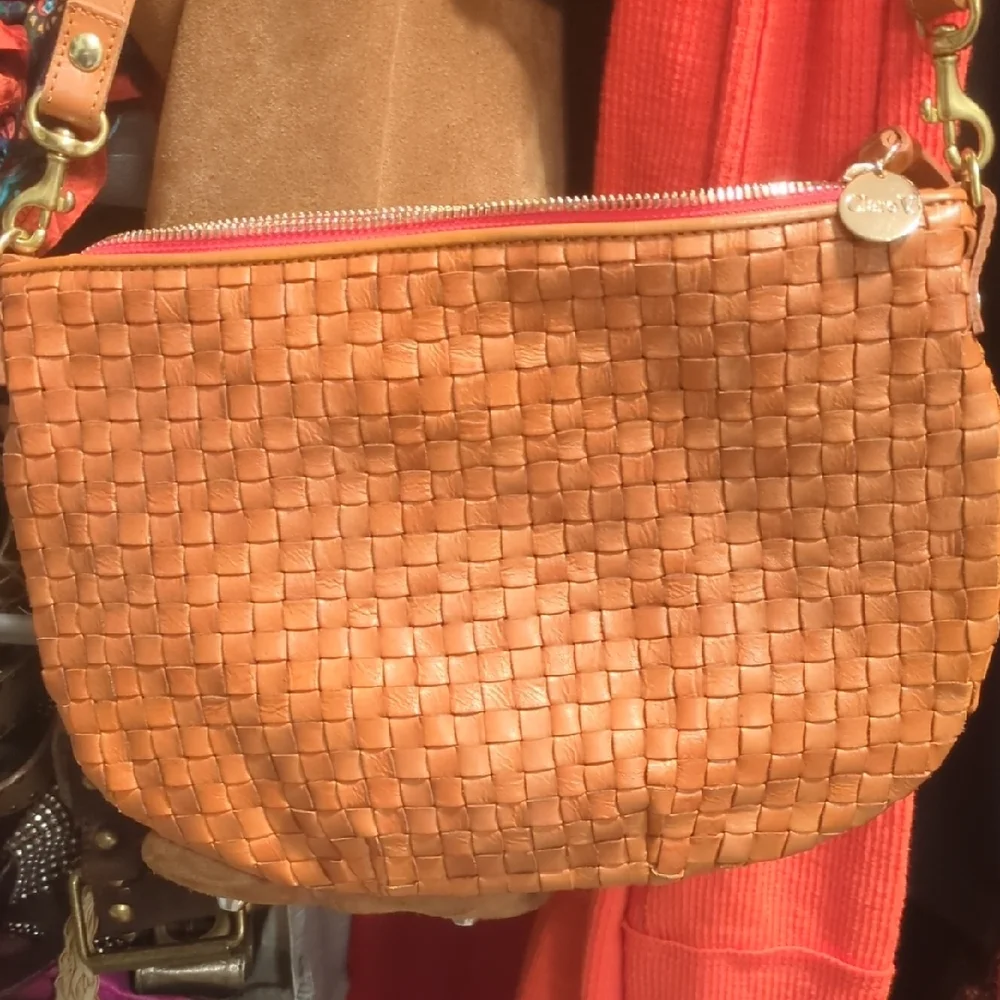 Clare v. Moyen Messenger Petite - Picture 1 of 8